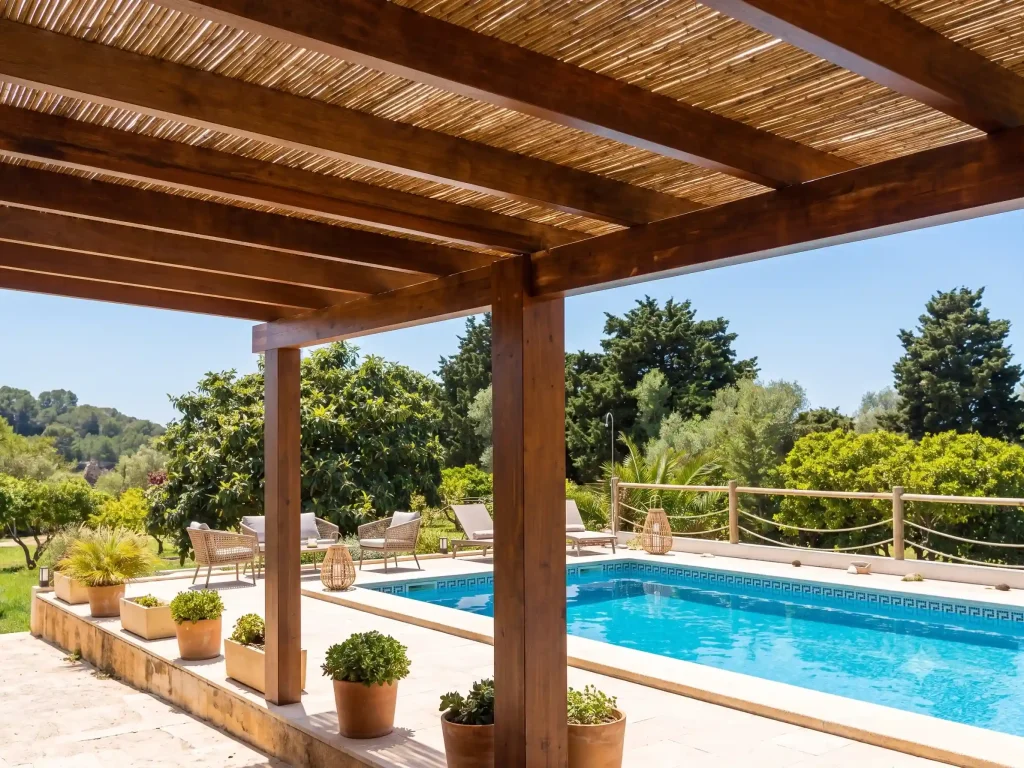 érgolas de madera en Mallorca instaladas en un porche exterior