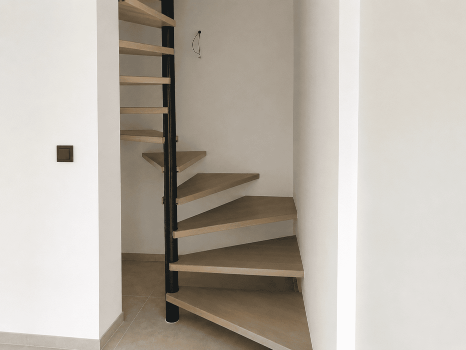 Escalera volada de madera a medida integrada en el pasillo de una vivienda moderna en Mallorca.