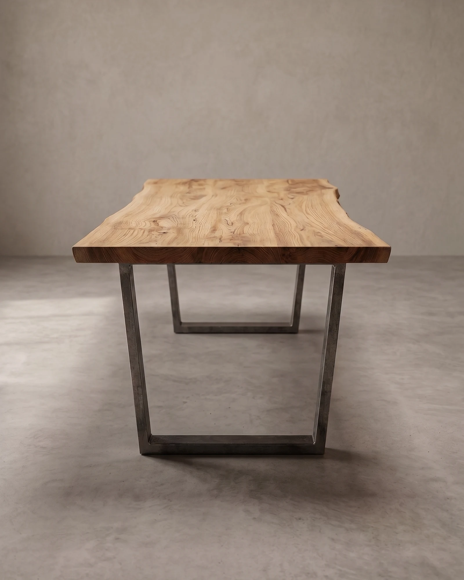 Mesa de comedor a medida de madera maciza estilo rústico en una finca de Felanitx Mallorca.
